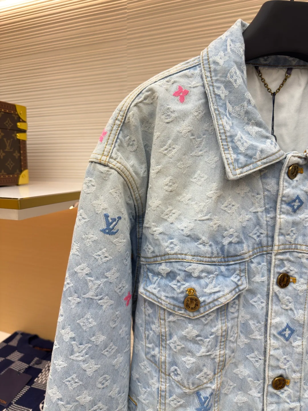 LOUIS VUITTON colorful letter jacquard denim jacket ●Authentic product: Purchased and developed at 26300 ●Item number: 1680111-C45 ●Fabric: cotton denim fabric ●Technology: embroidery ●Version: fitted version ●Weight: about 1245 grams ●Size: 46-48-50-52 ●Description: It is made of unique washed denim cotton with excellent elasticity and stretchability. The entire model has been washed twice to achieve the perfect texture and color. The various wiring and workmanship are even more meticulous. The whole body is customized with hardware and customized leather labels. All details are perfect! The overall wiring is straight and delicate, the fabric is comfortable and soft, and the color is consistent without color difference. It can be matched with the same style to create a fashionable look and control various occasions. Customized accessories, complete with three standards, same style for men and women!